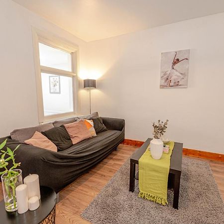 Beautiful 4 Bedrooms House, 7 Walk To Train Station Plumstead  Bagian luar foto
