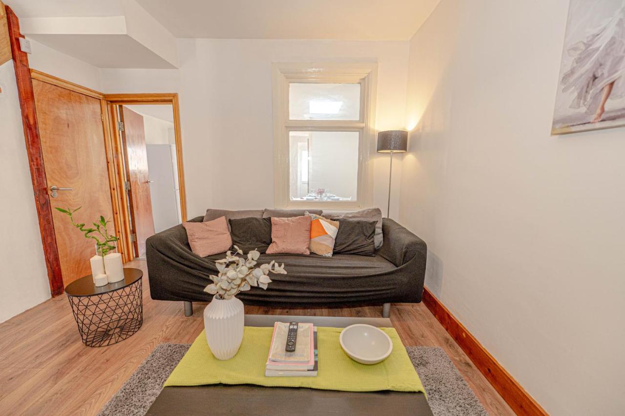 Beautiful 4 Bedrooms House, 7 Walk To Train Station Plumstead  Bagian luar foto