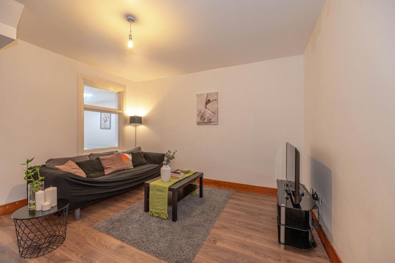 Beautiful 4 Bedrooms House, 7 Walk To Train Station Plumstead  Bagian luar foto