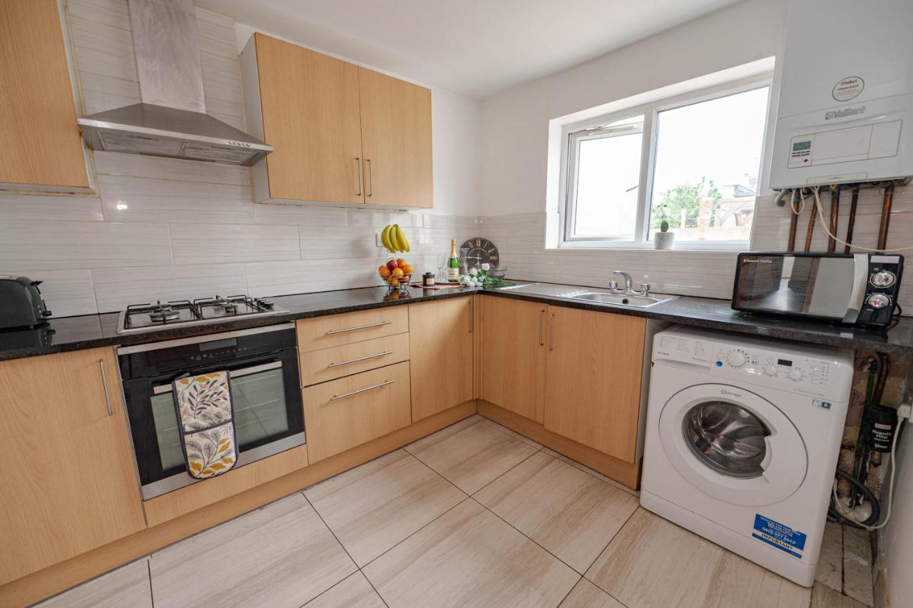Beautiful 4 Bedrooms House, 7 Walk To Train Station Plumstead  Bagian luar foto