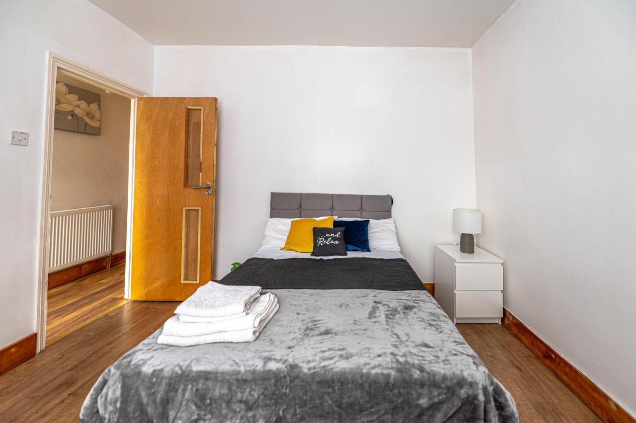 Beautiful 4 Bedrooms House, 7 Walk To Train Station Plumstead  Bagian luar foto