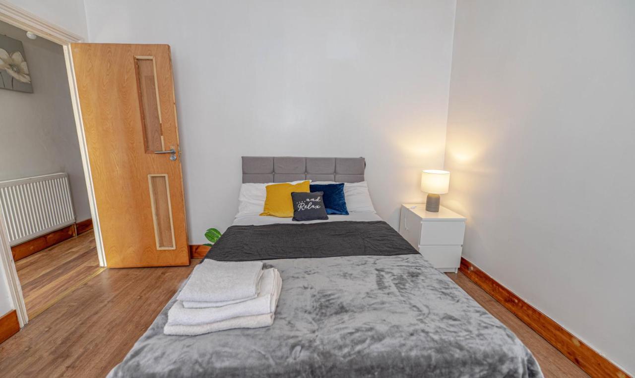 Beautiful 4 Bedrooms House, 7 Walk To Train Station Plumstead  Bagian luar foto