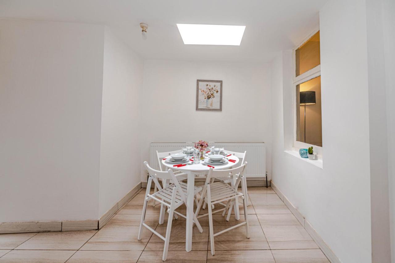 Beautiful 4 Bedrooms House, 7 Walk To Train Station Plumstead  Bagian luar foto