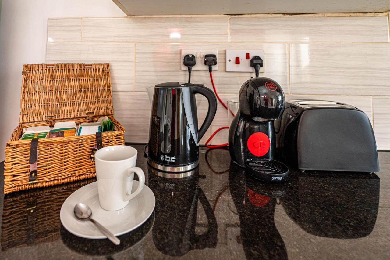 Beautiful 4 Bedrooms House, 7 Walk To Train Station Plumstead  Bagian luar foto