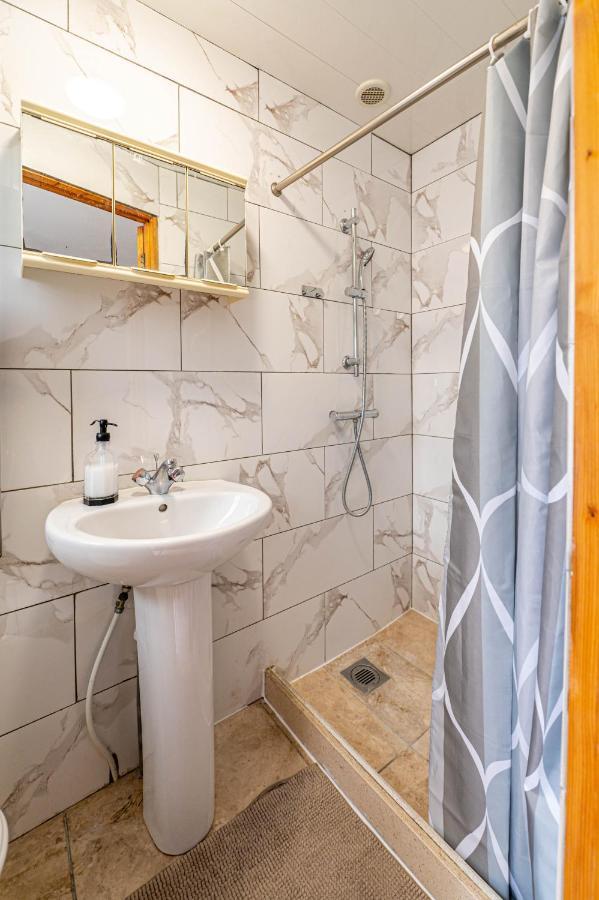 Beautiful 4 Bedrooms House, 7 Walk To Train Station Plumstead  Bagian luar foto