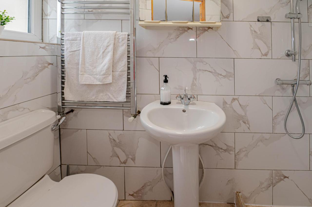 Beautiful 4 Bedrooms House, 7 Walk To Train Station Plumstead  Bagian luar foto
