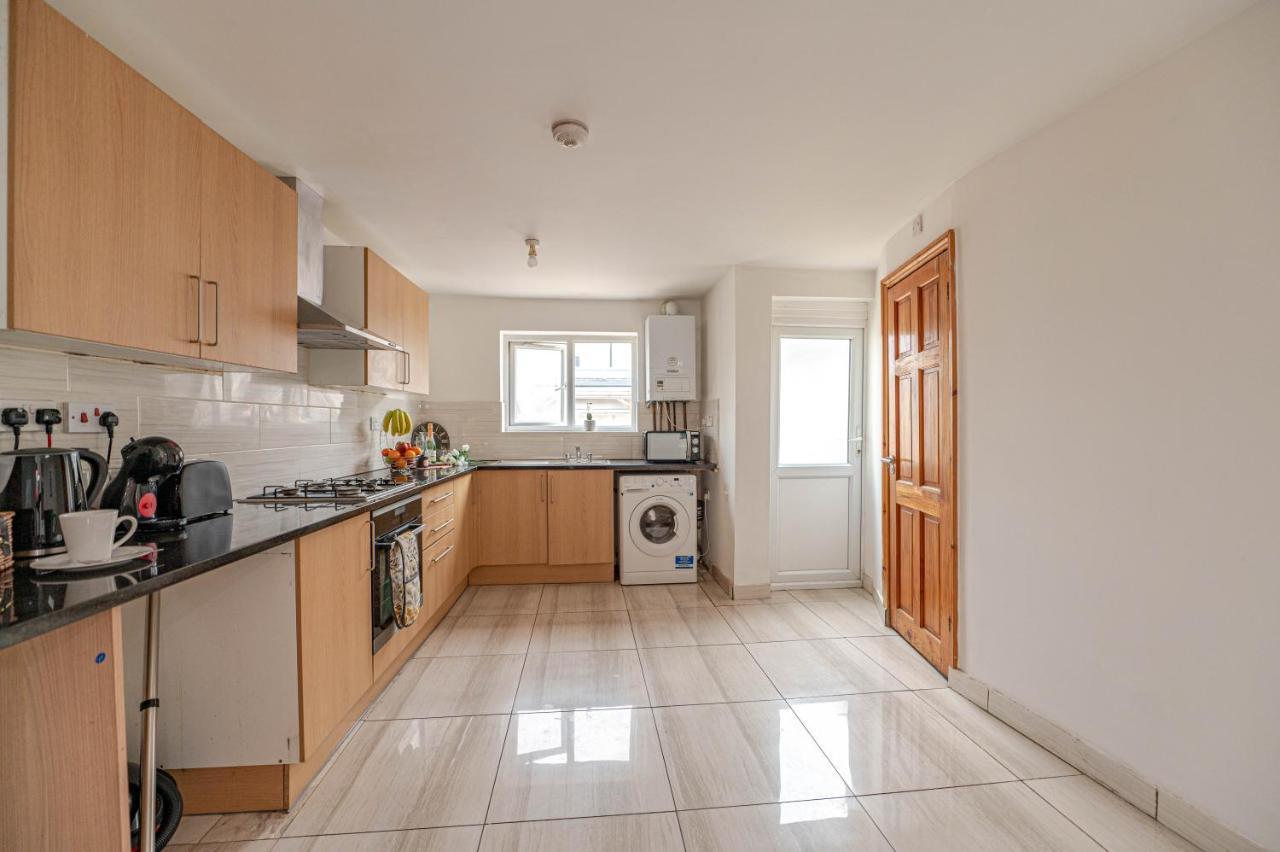 Beautiful 4 Bedrooms House, 7 Walk To Train Station Plumstead  Bagian luar foto