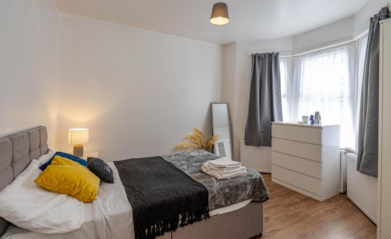 Beautiful 4 Bedrooms House, 7 Walk To Train Station Plumstead  Bagian luar foto