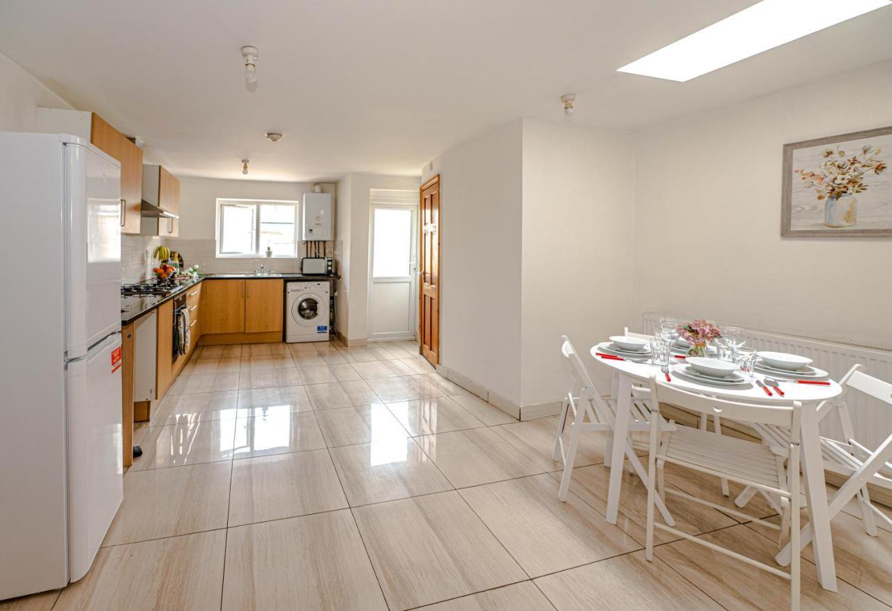 Beautiful 4 Bedrooms House, 7 Walk To Train Station Plumstead  Bagian luar foto