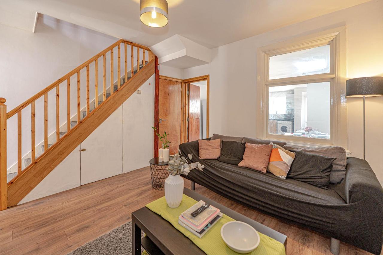 Beautiful 4 Bedrooms House, 7 Walk To Train Station Plumstead  Bagian luar foto