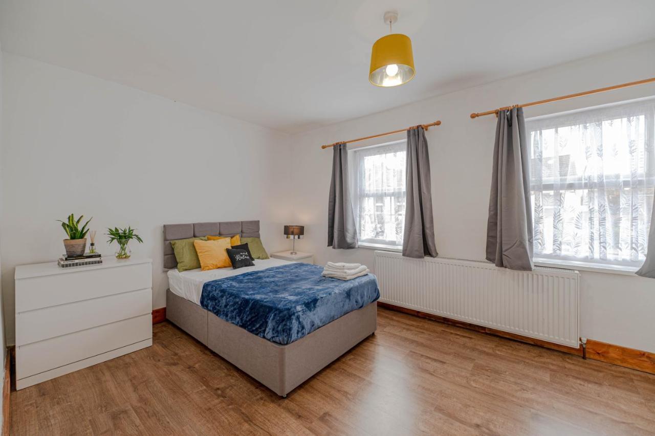 Beautiful 4 Bedrooms House, 7 Walk To Train Station Plumstead  Bagian luar foto