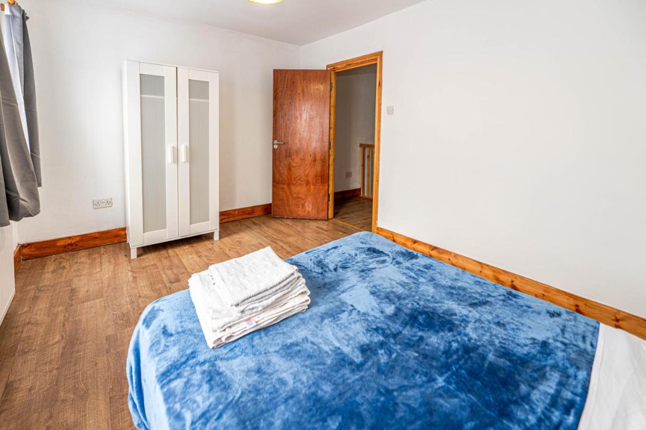 Beautiful 4 Bedrooms House, 7 Walk To Train Station Plumstead  Bagian luar foto