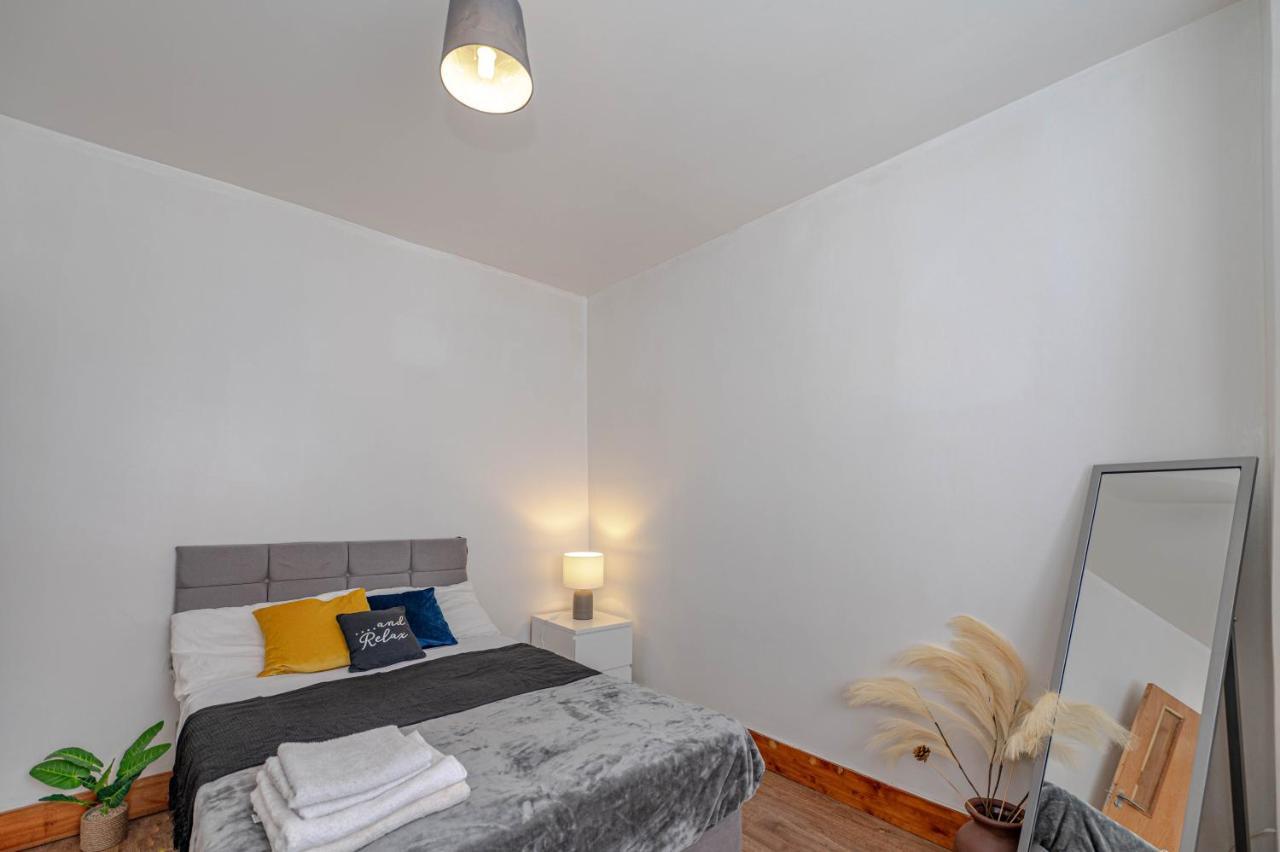 Beautiful 4 Bedrooms House, 7 Walk To Train Station Plumstead  Bagian luar foto