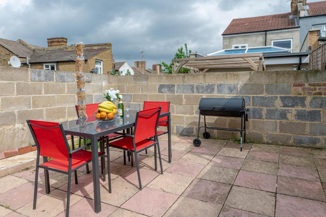 Beautiful 4 Bedrooms House, 7 Walk To Train Station Plumstead  Bagian luar foto
