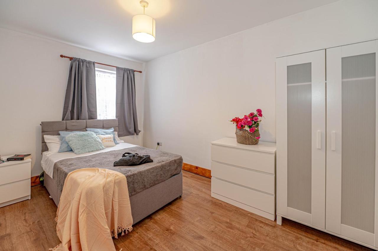 Beautiful 4 Bedrooms House, 7 Walk To Train Station Plumstead  Bagian luar foto