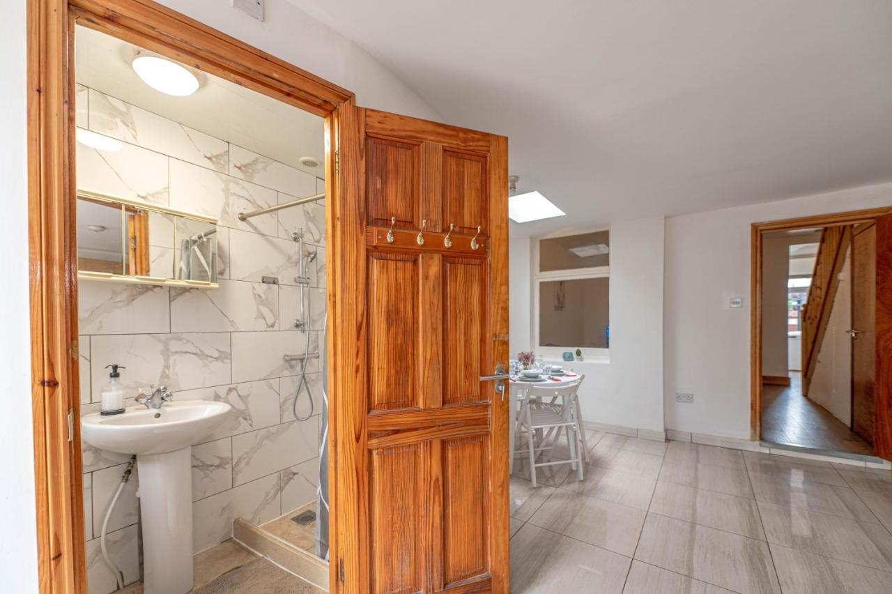 Beautiful 4 Bedrooms House, 7 Walk To Train Station Plumstead  Bagian luar foto