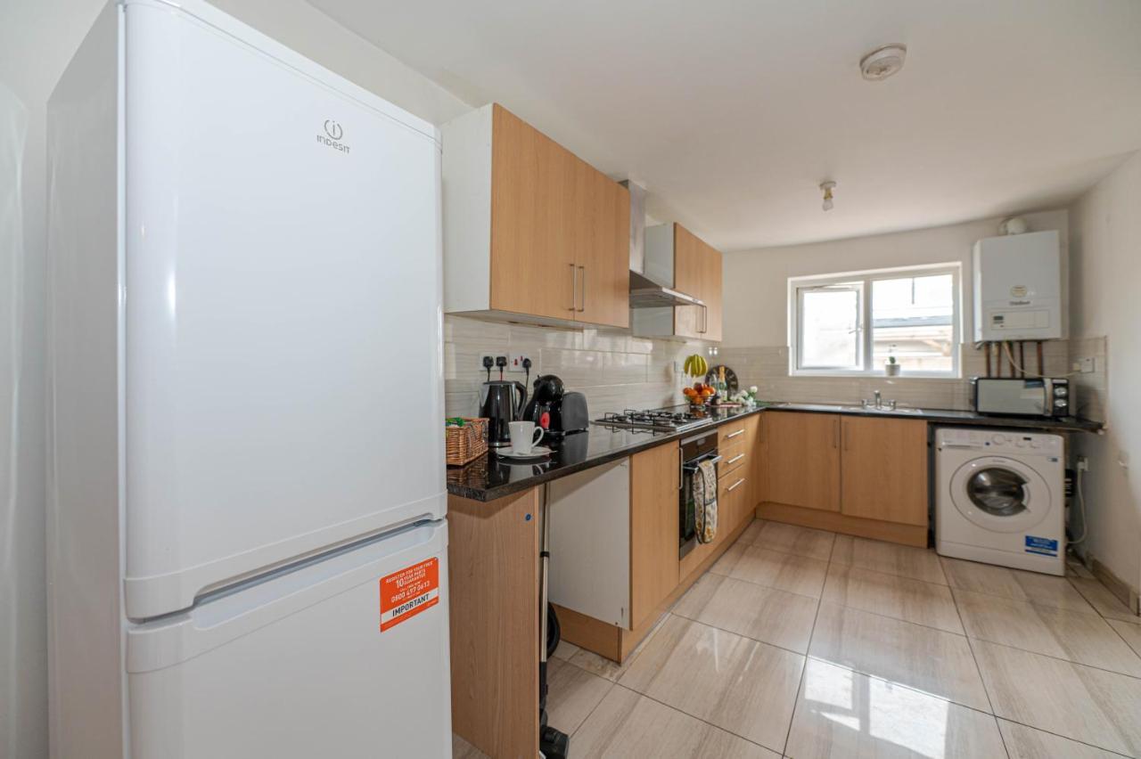 Beautiful 4 Bedrooms House, 7 Walk To Train Station Plumstead  Bagian luar foto